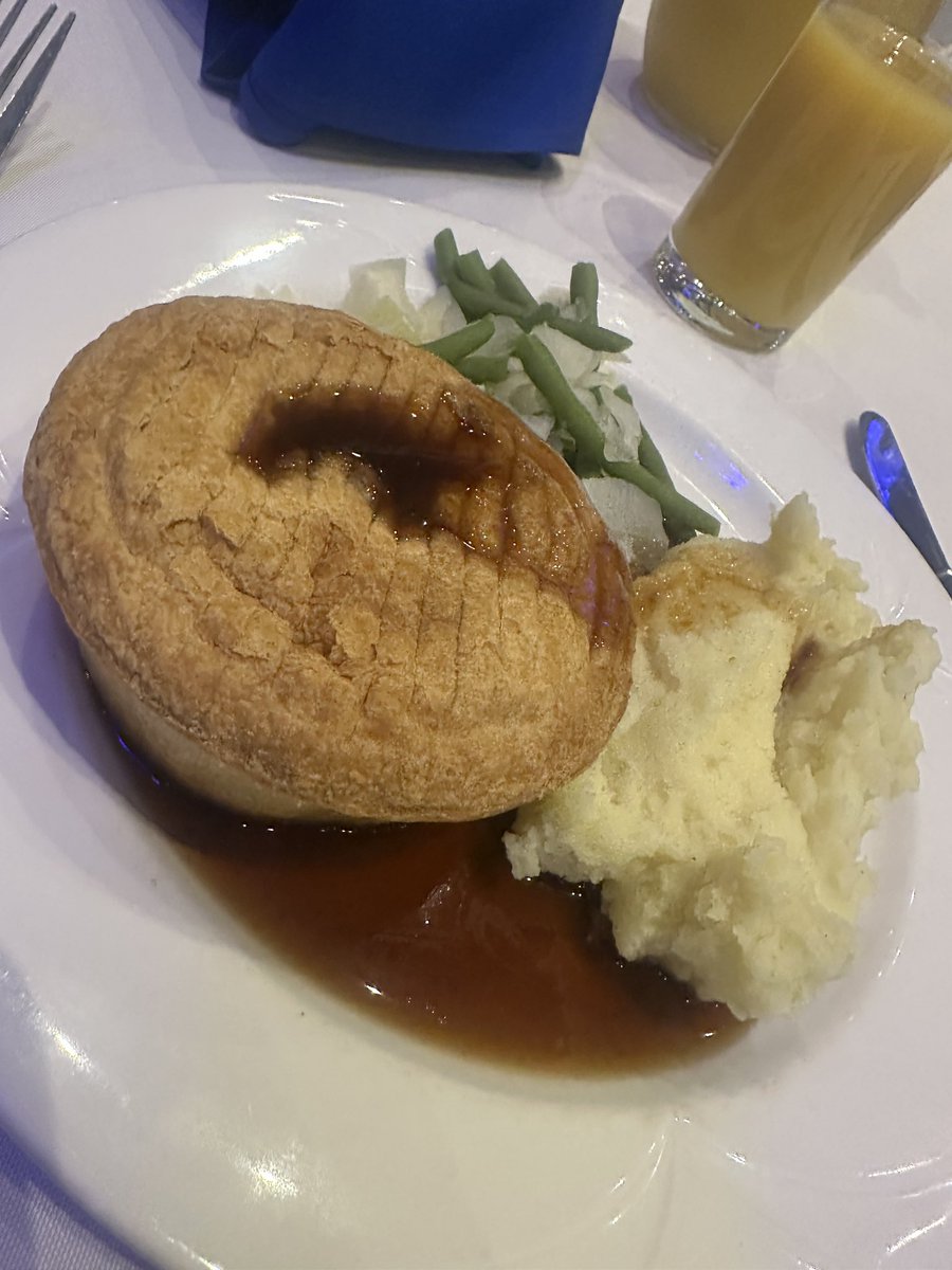 Throughly enjoyed lunch at <a href="/TheGillsFC/">Gillingham FC</a> today, &amp; was great to hear from Dobbo about what we can expect from the season - very excited for what’s to come! We’ve made some great signings &amp; players actively want to be part of what we’ve got - something special is brewing! #Gills