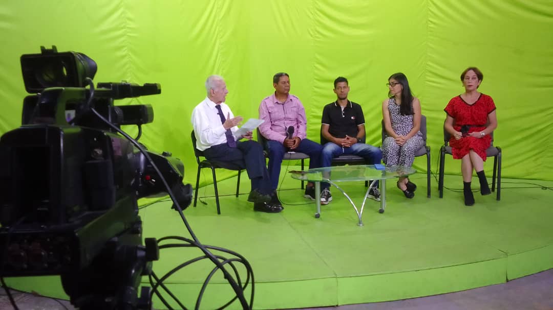 En la Universidad de Los Andes. Trabajadores universitarios exigen abrir los comedores. . Prensa Vice Adm ULA/ Pierina Urdaneta/CNP: 12630. Fotoleyenda: Aspecto general del programa "Agenda Administrativa" que se transmite por la Televisora Andina de Mérida. (Foto: RDF)