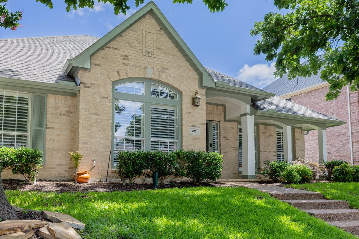 phi_dfw's tweet photo. A fresh coat of Evergreen Fog brought this home’s exterior to life. 🏡✨
From crisp trim to clean lines on the shutters and chimney this is expert painting, done right.
DFW homeowners, ready for curb appeal that turns heads? Call (214)-382-9400 today! https://t.co/raC7bPqLU2
