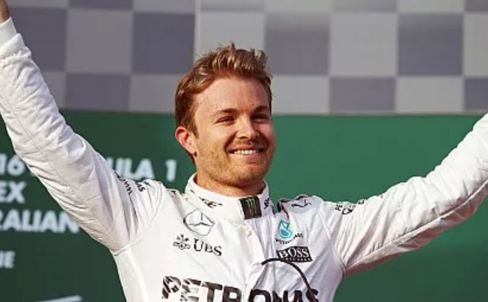 f1_historia's tweet photo. Lo de que Nico Rosberg ganara 7 carreras seguidas teniendo de compañero a prime Hamilton es algo de lo que se habla muy poco. 

Sinceramente, no voy a decir yo que Rosberg sea top 10 histórico, pero se le pone al lado de pilotos que son peores que él. https://t.co/BfrYLKQfM8