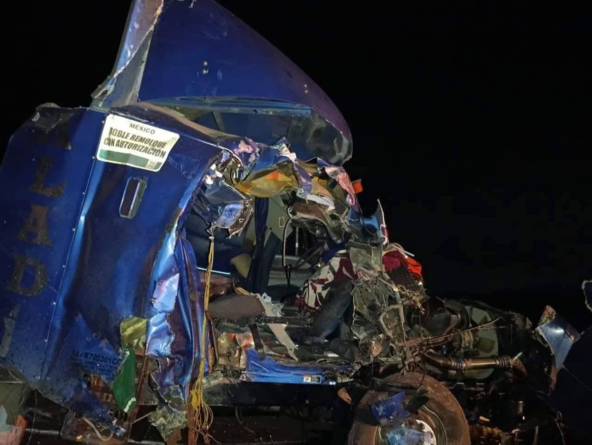 #AlMomento|| Durante las primeras horas de este jueves, dos tráileres chocaron en la autopista Cuacnopalan–Oaxaca, cerca de la caseta de Tehuacán. 

El tráfico aún es lento por trabajos de remoción por lo que hay paso intermitente.