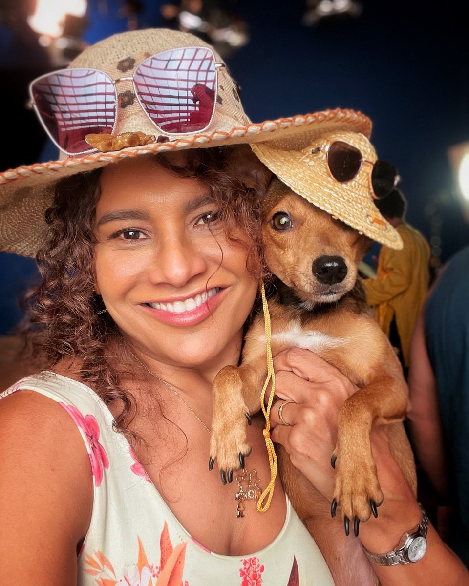 DiraPaes's tweet photo. Quem conhece minha filhinha Kaká?! Nós duas temos um convite especial! Já foi ao @globoplay assistir #PabloELuisão? Me conta qual episódio você mais gostou 😍❤️🐶 https://t.co/SrwmW1Y3At
