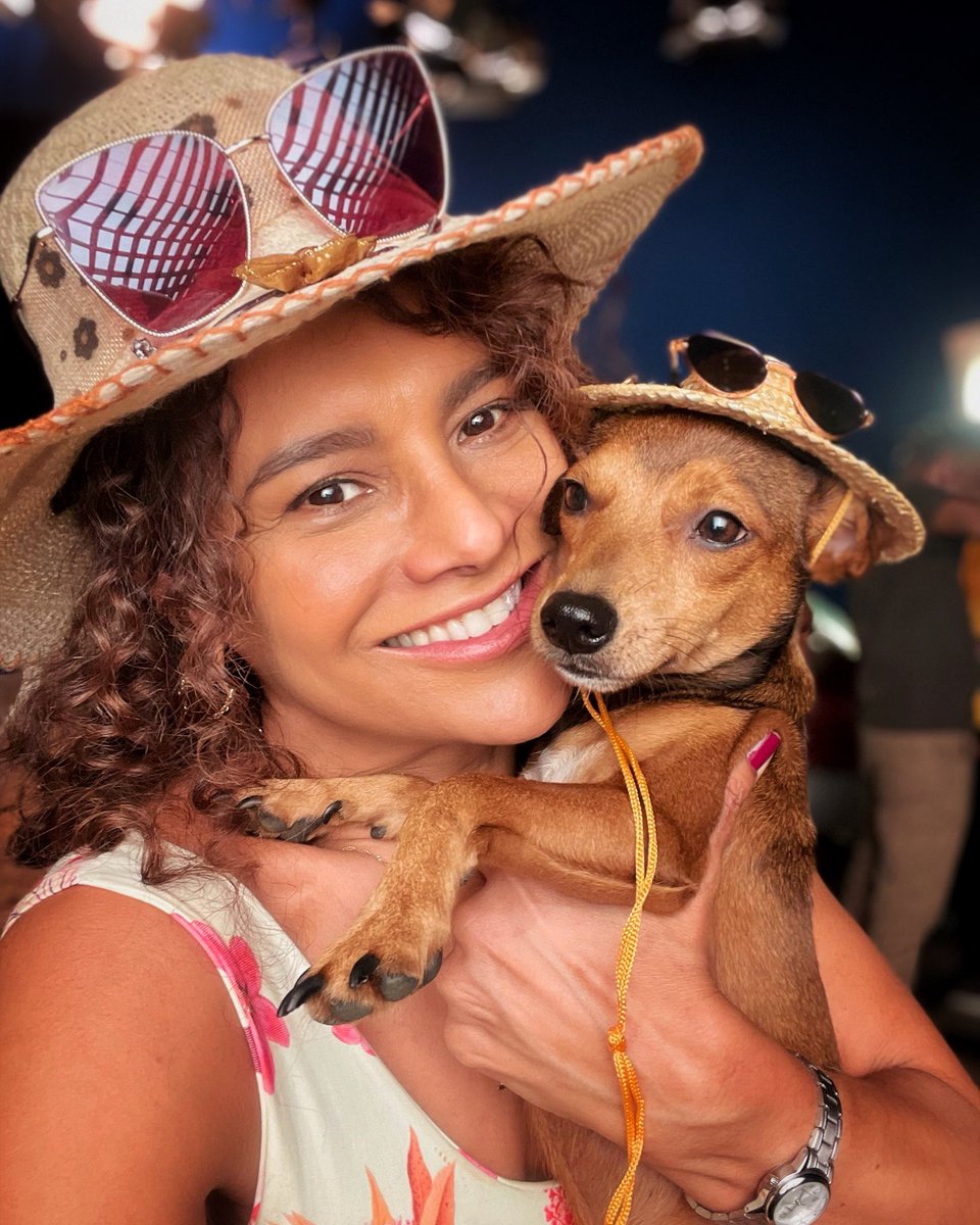 DiraPaes's tweet photo. Quem conhece minha filhinha Kaká?! Nós duas temos um convite especial! Já foi ao @globoplay assistir #PabloELuisão? Me conta qual episódio você mais gostou 😍❤️🐶 https://t.co/SrwmW1Y3At