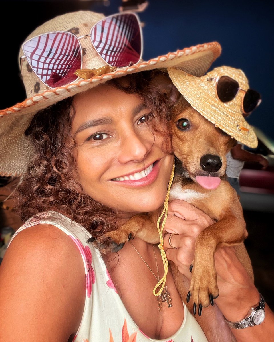 DiraPaes's tweet photo. Quem conhece minha filhinha Kaká?! Nós duas temos um convite especial! Já foi ao @globoplay assistir #PabloELuisão? Me conta qual episódio você mais gostou 😍❤️🐶 https://t.co/SrwmW1Y3At