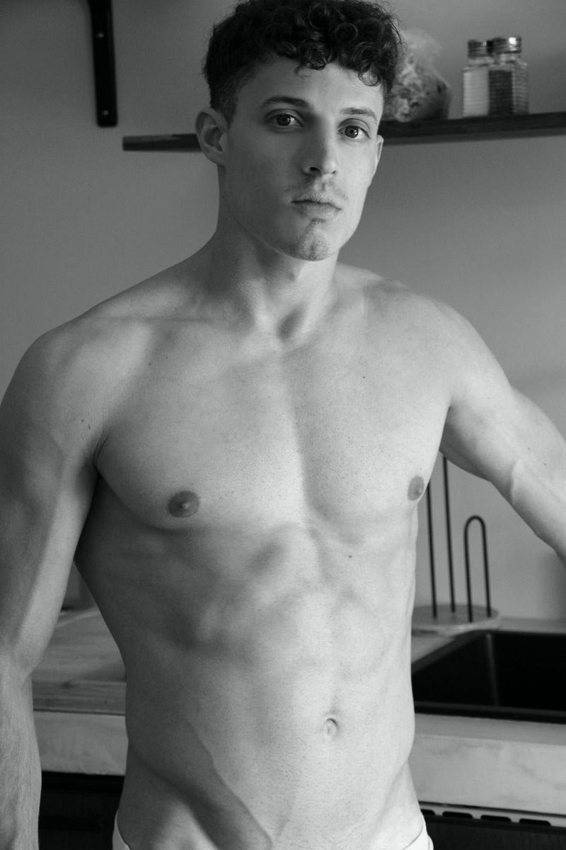 💥 NOUVEAU MODÈLE : Émilien.
Sexy, sportif, bien foutu.
Une belle gueule. Un corps de rêve.
Et une libido à te faire transpirer. 😈

📸 Photos &amp; vidéos EXCLUSIVES
📘 eBook dispo maintenant sur 👉 johnhart.fr