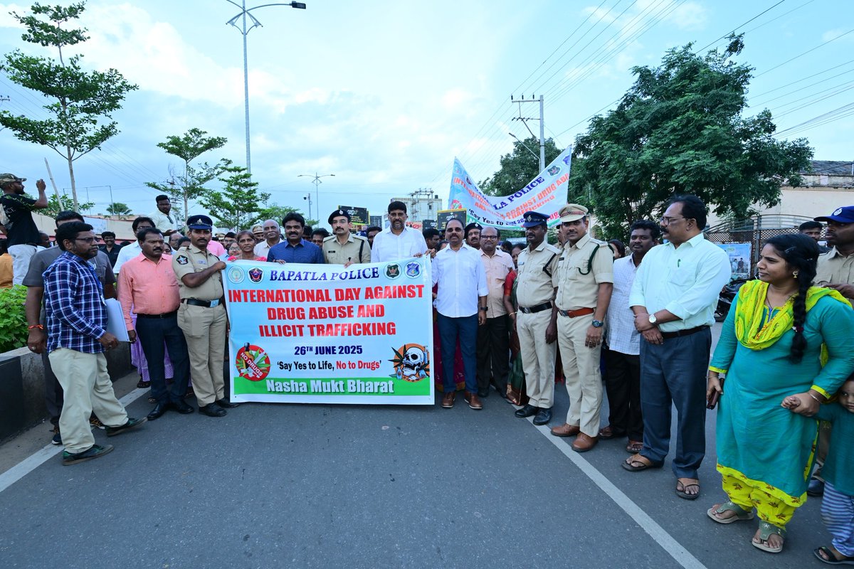 TennetiKP's tweet photo. అంతర్జాతీయ మాదకద్రవ్యాల నివారణ దినోత్సవం సందర్భంగా బాపట్ల పురపాలక సంఘ ఉన్నత పాఠశాల నుండి మాదకద్రవాల నివారణపై ప్రజలకు అవగాహన కల్పించేందుకు ర్యాలీలో పాల్గొన్నాను....
#DrugsOdhuBro
#ChandrababuNaidu
#AndhraPradesh
#AntiDrugDay
#TennetiKrishnaPrasad
#BapatlaMP
#TeamTenneti https://t.co/Hfw5GwtZDY