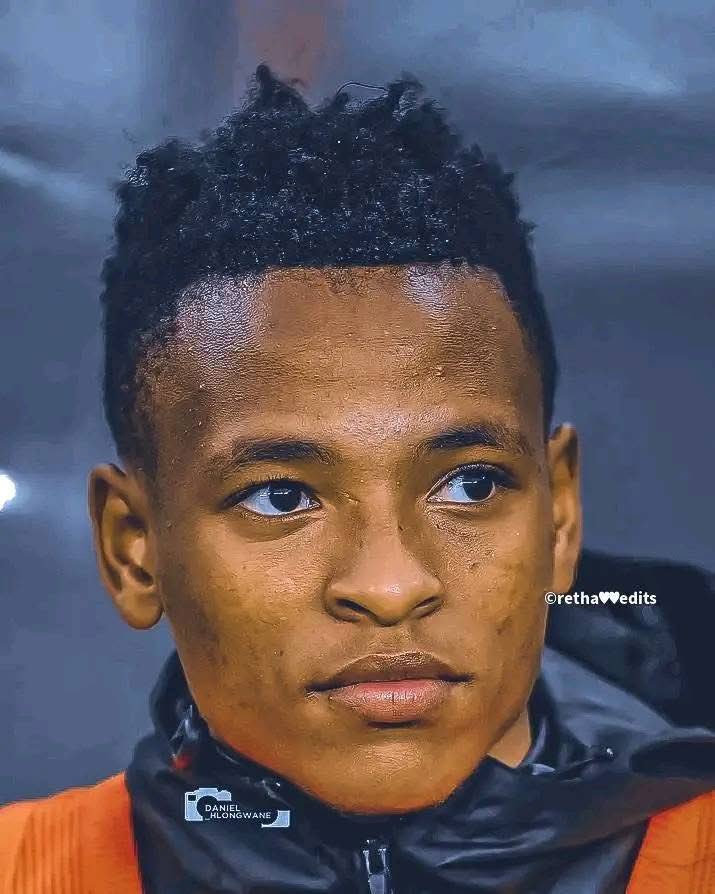 If o le 2k living in South Africa, doesn't matter either you're supporting which team, coming from which province or which tribe.

 This is your President.

Even the Parliament of South Africa recognise him.

Relebogile Mofokeng 🙏