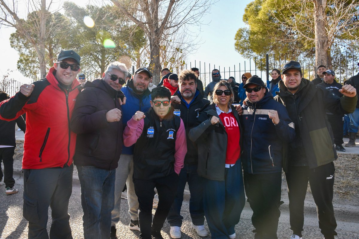 #Ahora ¡Siempre en la trinchera acompañando y defendiendo los derechos de nuestros compañeros petroleros de 25 de Mayo la Pampa! ✊🏽 #SangreNegra