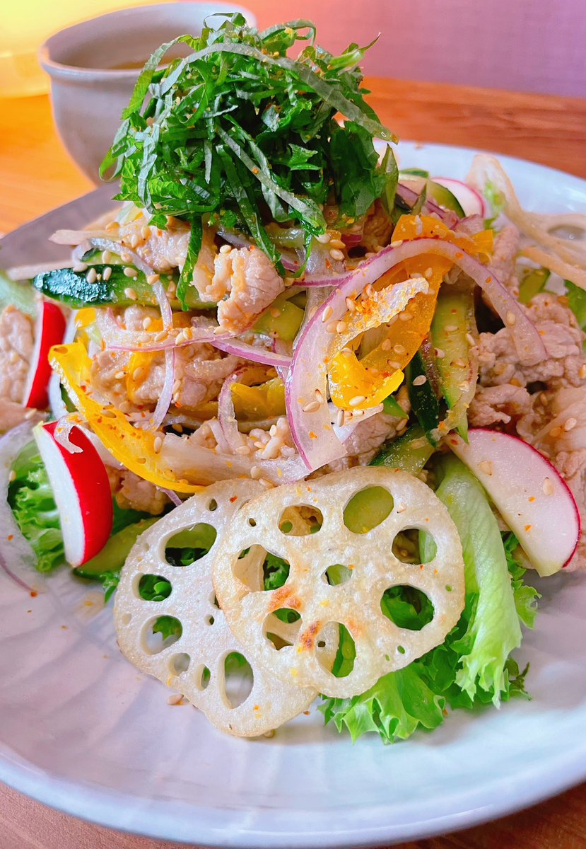 kaoru_relish's tweet photo. 冷しゃぶ×夏野菜のピリ辛サラダに、白キクラゲのスープを添えて。
#冷しゃぶサラダ #豚しゃぶ #白キクラゲ #夏ごはん #和食プレート #japaneselunch #foodphotography #白キクラゲスープ #薬膳スープ #美容食 #腸活 #おうちごはん #healthyrecipes #japanesekitchen https://t.co/fObosm4ZuI