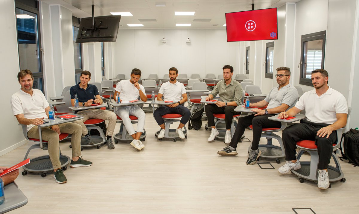 👀 WORK IN PROGRESS 👀

Nuevo encuentro de trabajo de la comisión de expertos en Metodología en el Fútbol 💭

🚨ATENTOS, ¡pronto os informaremos de novedades! 

#FormaciónRFEF | #MetodologíaFútbolRFEF