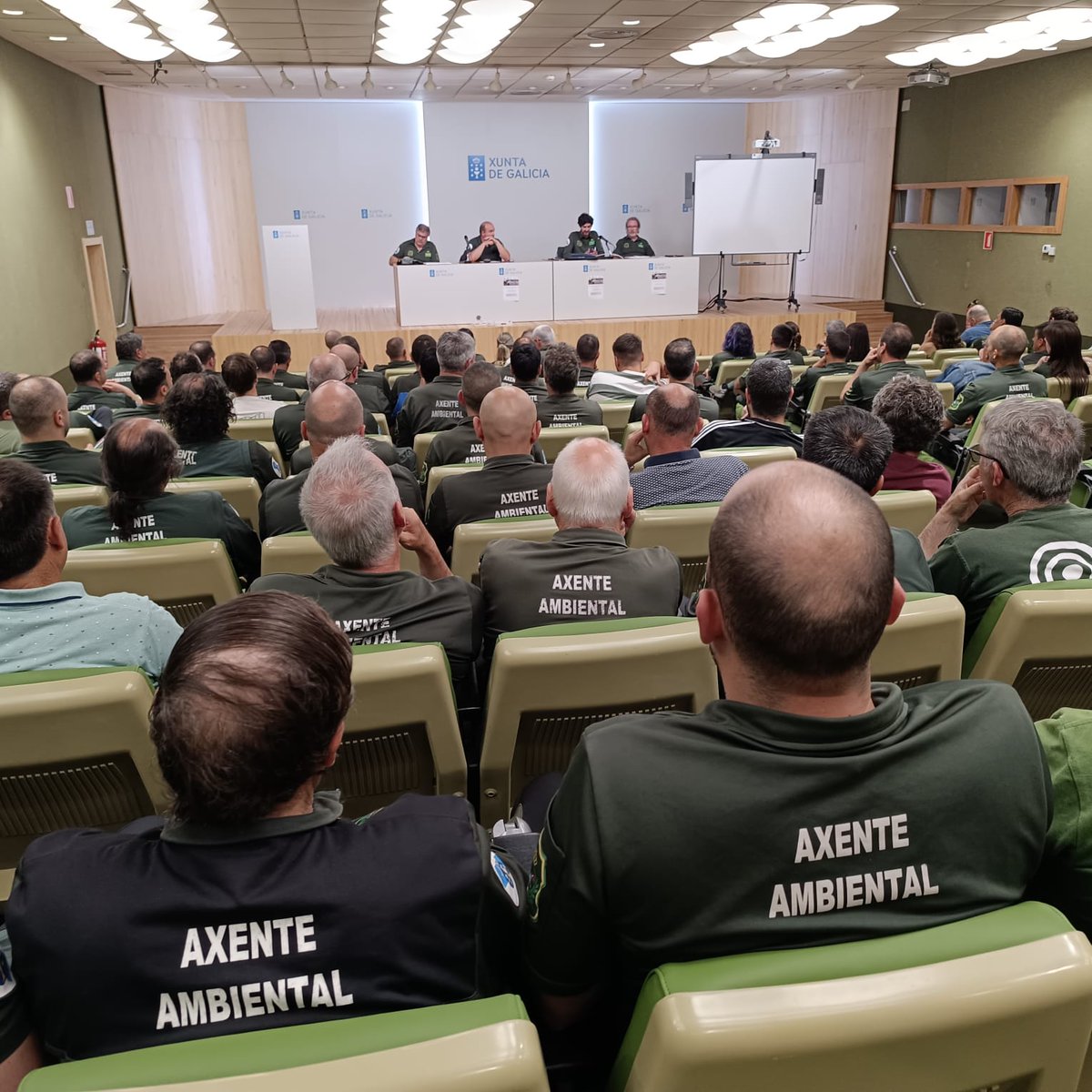 AxentesGz's tweet photo. @APRAFOGA @Xunta @incendios085 @lavozdegalicia @Farodevigo @LaRegion @UGTForestaisGZ @AAMMdeCCOOGZ @AlfonsoRuedaGal @anaponton @jrgomezbesteiro @ppdegalicia @bngparlamento @PSdeG 
Máis de 200 #AAMM de todo Galicia reclaman a Xunta que cumpla os compromisos asinados:
Acordo condicións traballo
Regulamento 
Aumento plazas
De non abrir o diálogo comenzarán co 📆 mobilizacións. https://t.co/fmiNIFGO6n