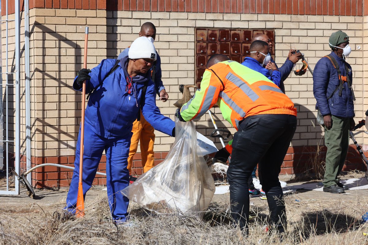 fsdpw's tweet photo. [IN PICTURES] 

EPWP Cleaning Campaign in Xhariep District (Albert Nzula District Hospital) led by MEC Dibolelo Mance. 

#BuildingTheFreeStateWeWant 
#30YearsOfDemocracy 
#LeaveNoOneBehind 
#MECDiboleloMance https://t.co/cCbSoAtf2h