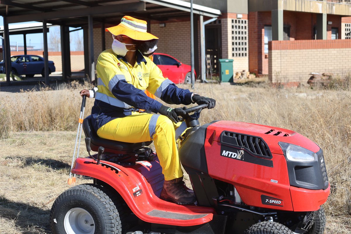 fsdpw's tweet photo. [IN PICTURES] 

EPWP Cleaning Campaign in Xhariep District (Albert Nzula District Hospital) led by MEC Dibolelo Mance. 

#BuildingTheFreeStateWeWant 
#30YearsOfDemocracy 
#LeaveNoOneBehind 
#MECDiboleloMance https://t.co/cCbSoAtf2h