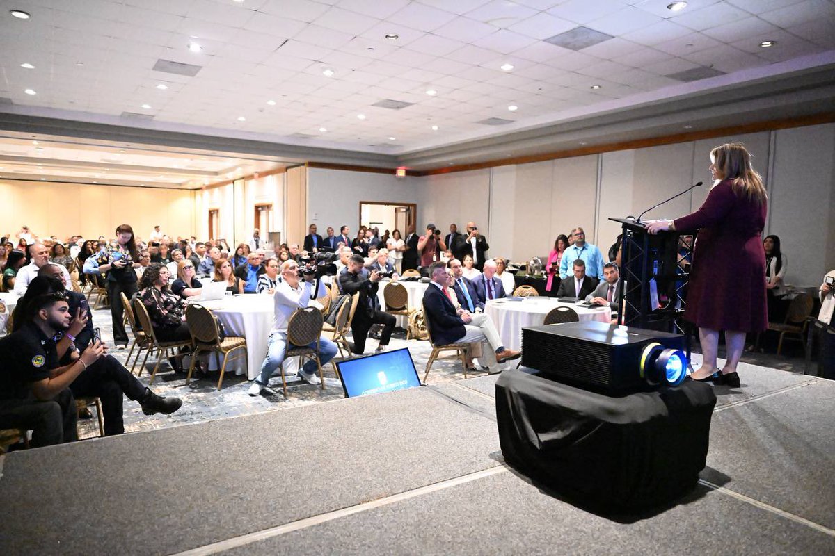 Jenniffer's tweet image. Sin comunicación no hay respuesta. Por eso, me enorgullece anunciar la expansión oficial del sistema #FirstNet en nuestra isla, con la apertura del primer centro de llamadas en español que operará desde Aguadilla, con la creación de 80 nuevos empleos, para clientes de habla