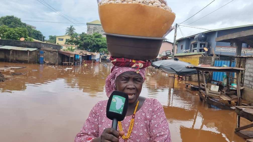 Africaguinee's tweet photo. 🚨Inondation au carrefour Yembeya après les averses qui ont arrosé Conakry ce Jeudi. Les détails à lire tout à l’heure sur https://t.co/t8kz6ZoNOR✍🏽👇🏼 https://t.co/1Y9Krg5ZKH