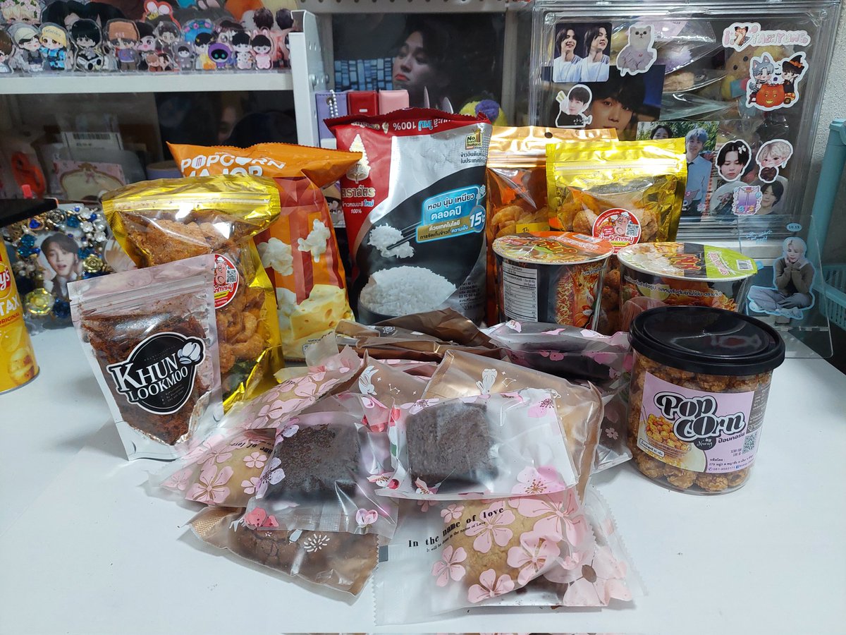 Pjmmyg0913's tweet photo. ได้รับถุงยังชีพจากกิจสตรีมเพลงพี่ก้าแล้วนะ กล่องใหญ่มาก ของข้างในจุกๆเลยค่าา ขนมอร่อยมาก น้ำพริกกากหมูคือเริ่ด ขอบคุณสปอนคนน่ารัก @KHUNLOOKMOO และขอบคุณบ้านสภาด้วยค่ะ มาสตรีมพี่เพลงก้ากันเยอะๆนะ 🫶💜
#ลูกหมูในฟาร์มบังทัน
#สตรีมนี้เพื่อพี่ดารา
#2YearsWithDDay
#SUGA #방탄소년단슈가 https://t.co/hetVTxadw9