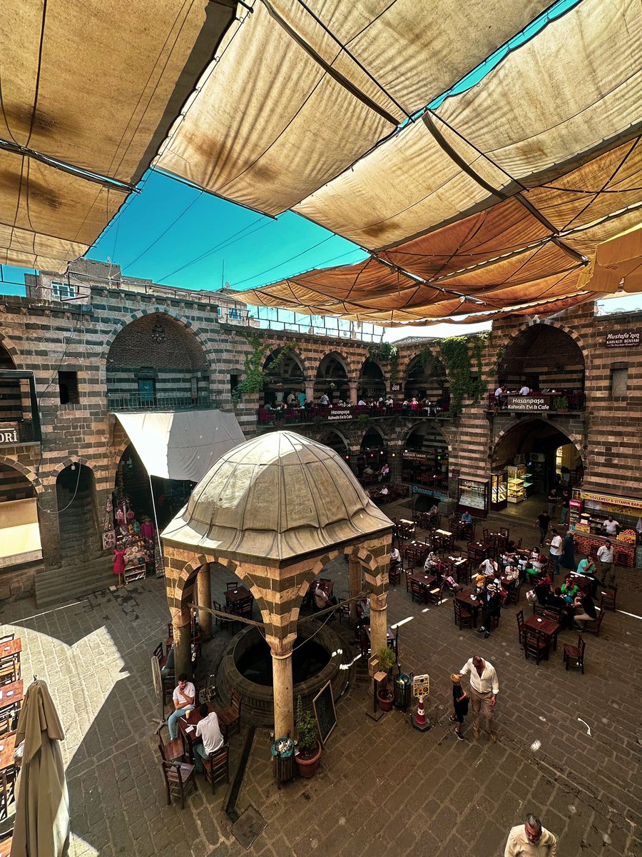 🕌 Taşın dile geldiği şehir: Diyarbakır
Binlerce yılın izini taşıyan sokaklarında, medeniyetlerin yankısı hâlâ duyuluyor.
Kara taşın ihtişamı, güneşin dokunuşuyla büyüleniyor.
📍Diyarbakır
#Diyarbakır #TarihKokar #MedeniyetlerBeşiği #Fotoğraf #GeziNotları