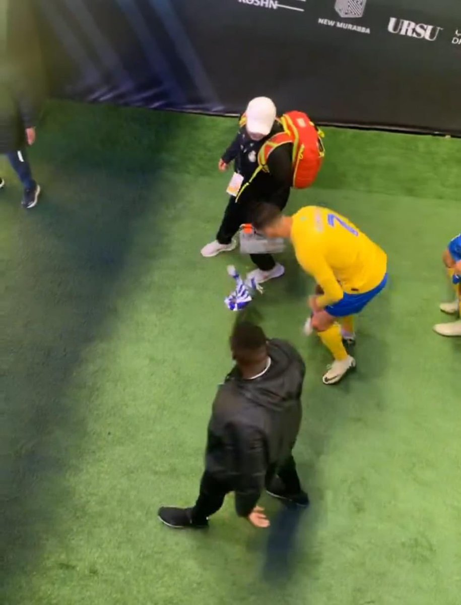 #النصر_الي_الابد

حساب نادي باتوشكا يضع هالصوره مالذي فعله كرستيانو بشعار منافسه 😂😂 يستفزون #الهلال قبل المباره ..

التعادل اقرب لان الجار الصغير لا يملك مهاجم يحول الفرص لاهداف بعد سحبه ميتروفتش على الهلال  مبروك تاهل الريال وسالزبورغ  
مجموعه سهله ولا تستطيع التأهل بعد هالدعم