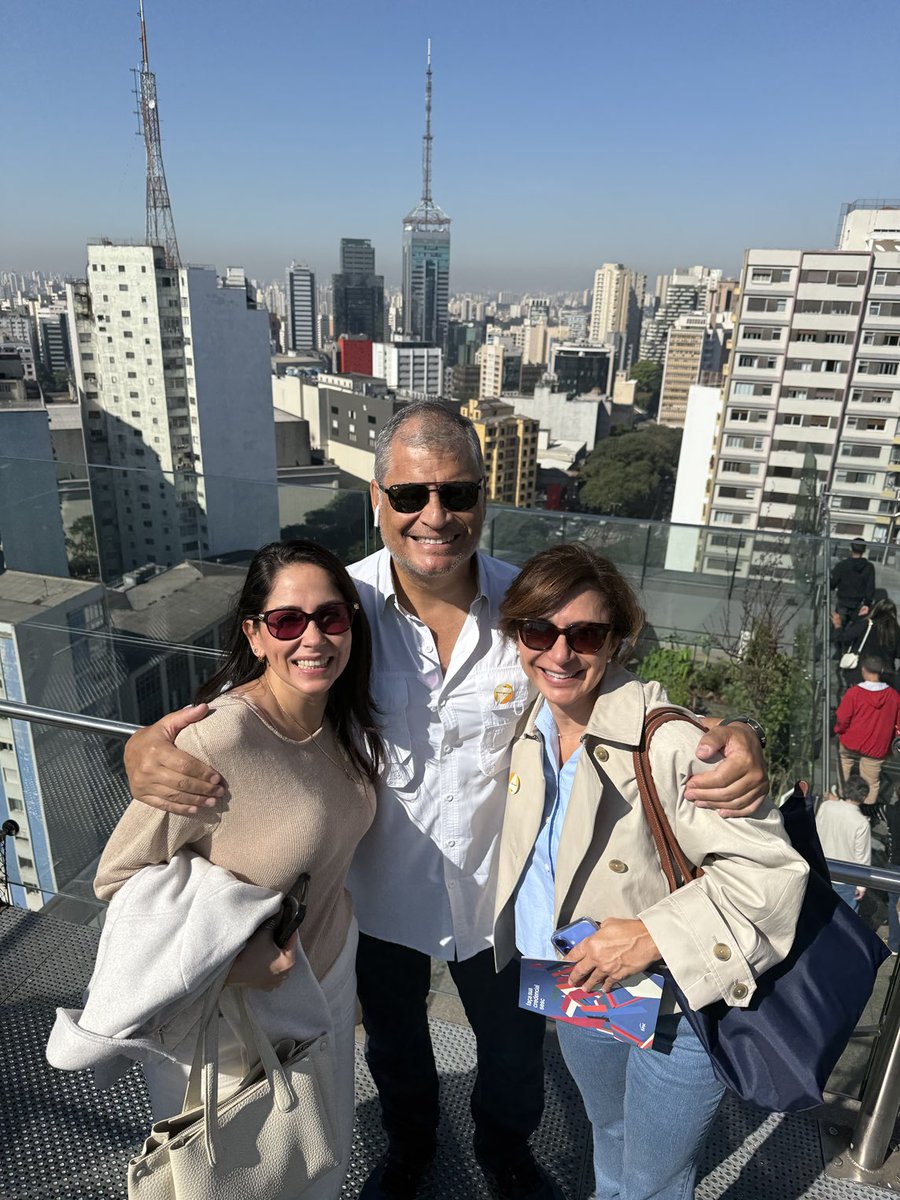 MashiRafael's tweet photo. En los techos de São Paulo.
¡Miren con quiénes me encontré!
Son de la CIA...😉 https://t.co/wRgf1hrGKV