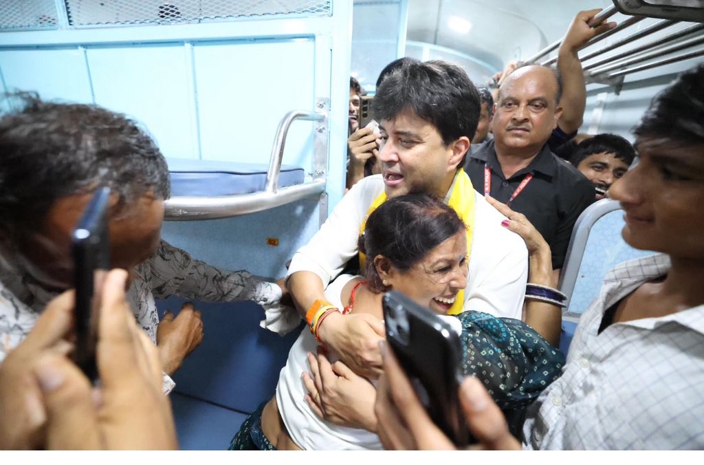 PunitSharmaGwl's tweet photo. ग्वालियर, बेंगलूरु 🚂 
यह दृश्य लाइट,कैम��ा,एक्शन नहीं है,
यह ,संकल्प ,ज़िंद और रिएक्शन है
यह आम डिब्बों में बैठकर कौन जा रहा है,जिस व्यक्ति का हजारों करोड़ का महल है ?
यह वो व्यक्ति है जिन्होंने अपने पूर्वजों के वचन को निभाया है ,ग्वालियर अंचल के विकास के प्रति प्रतिबद्धता का! https://t.co/e7VNczMBaJ
