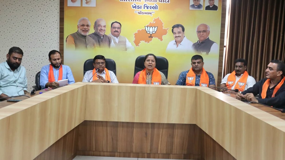 Dhruv_pandya_'s tweet photo. District President Smt. Nayanaben Patel today conducted an introductory meeting with the IT and Social Media office bearers at the District Office and provided valuable guidance.
#TeamBJPKheda https://t.co/H8rTi699B5