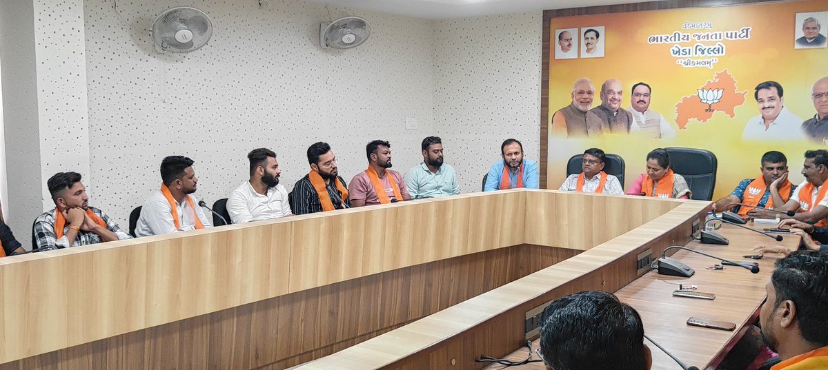Dhruv_pandya_'s tweet photo. District President Smt. Nayanaben Patel today conducted an introductory meeting with the IT and Social Media office bearers at the District Office and provided valuable guidance.
#TeamBJPKheda https://t.co/H8rTi699B5