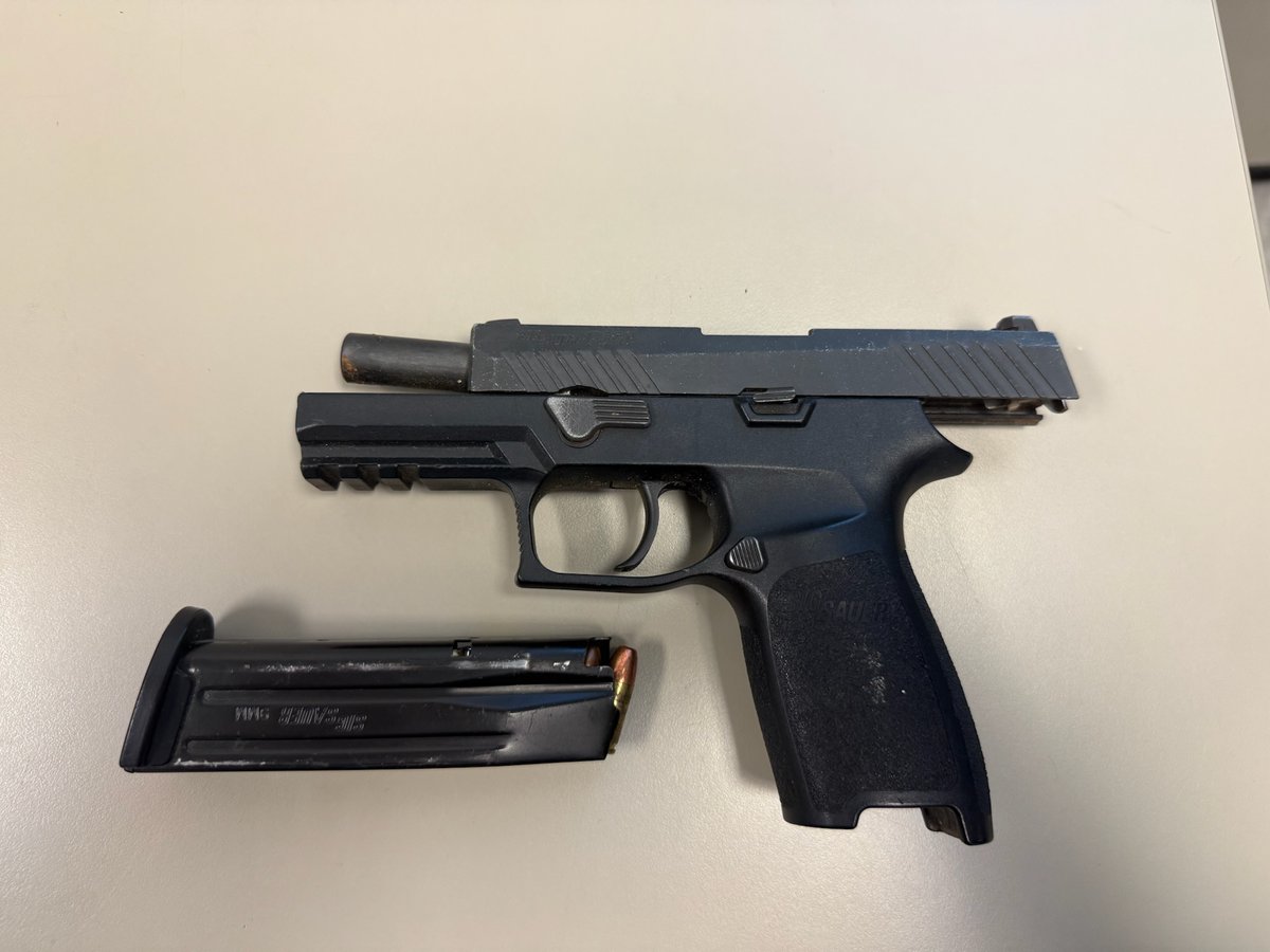 PPDJosephBusa's tweet image. Excellent work by 39th District Violent Crime Reduction Officers P/O Gershwin & P/O Lee. 2 individuals in custody and 2 firearms recovered. @PPD39Dist