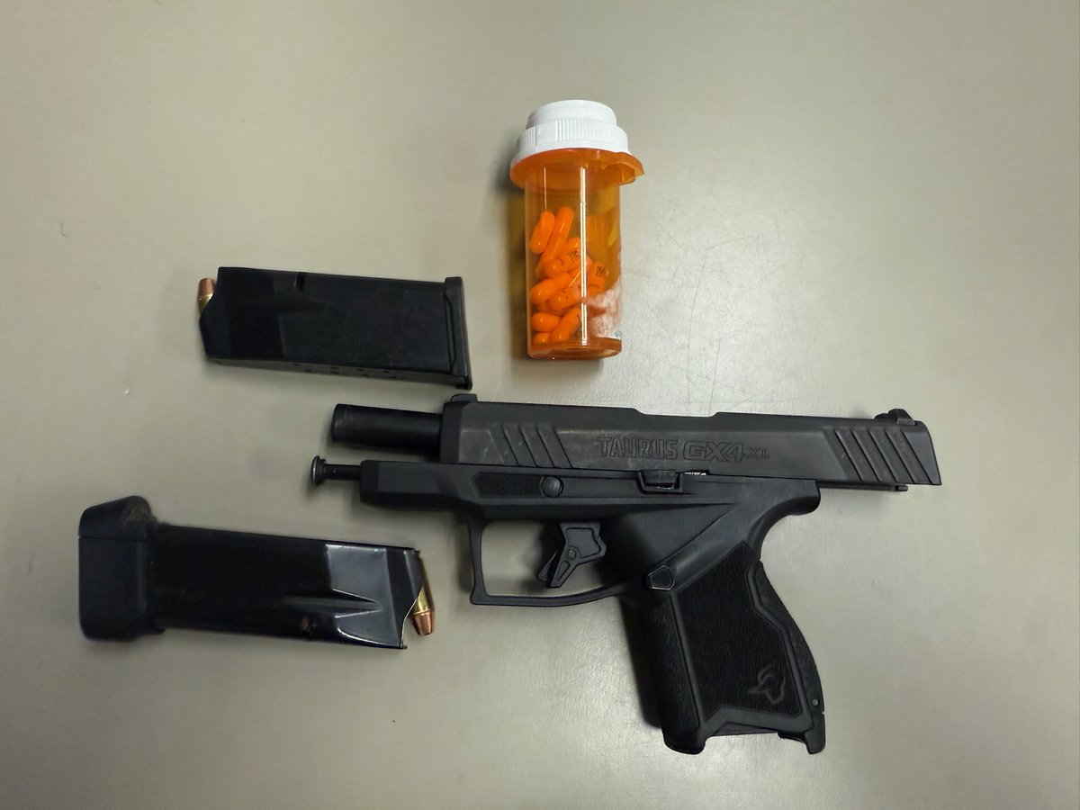 PPDJosephBusa's tweet image. Excellent work by 39th District Violent Crime Reduction Officers P/O Gershwin & P/O Lee. 2 individuals in custody and 2 firearms recovered. @PPD39Dist