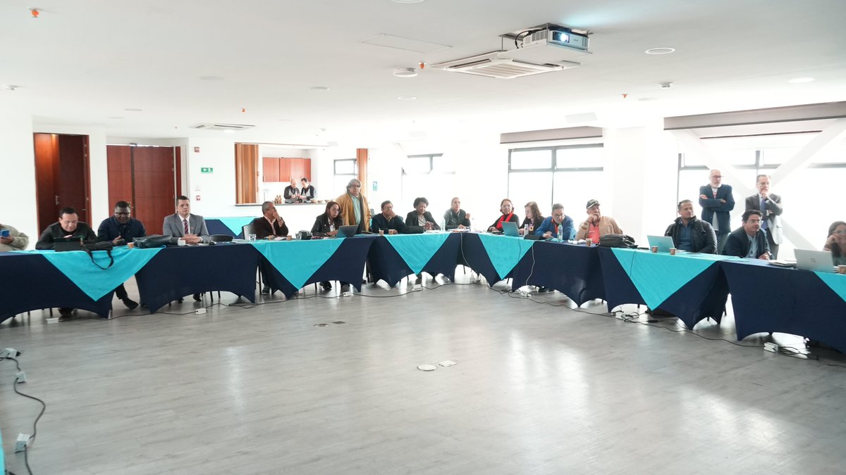 fecode's tweet photo. La lucha del magisterio alcanza importante acuerdo económico en la Mesa Sectorial de Educación

FECODE informa que, en la madrugada de hoy 26 de junio, se alcanzaron acuerdos en el conjunto de los puntos del Pliego Unificado del Sector Educativo, entre el Gobierno Nacional y nueve organizaciones sindicales, tratados en la Mesa Sectorial de Educación, donde participa FECODE, en desarrollo del Decreto 243 de 2023.

La extensa sesión, que inició a las 10 am del 25 de junio y culminó a la 1 am de hoy, se concentró principalmente, en lograr un acuerdo integral económico, suscrito en un acta parcial firmada entre las partes. En primer lugar, el acuerdo consistente en una nivelación salarial del 3% para el magisterio, distribuido así: 0.4 % en 2026; 1.3 % en 2027; y 1.3 % en 2028.

Así mismo, el inicio de un reconocimiento especial para los docentes del Decreto 2277 (estatuto seriamente afectado por la falta de movilidad en el escalafón), que tendrá efectos salariales mensuales, como factor salarial pensional, y que se hará progresivo durante los años antes mencionados, como base salarial; adicionalmente, deja abierta la continuidad en las próximas negociaciones.

De igual manera, una partida presupuestal para pagos pendientes en las prestaciones sociales.

El día martes 1°de julio se firmará el acta final con todos los acuerdos suscritos entre el Gobierno y las nueve organizaciones del sector educativo, los cuales incidirán en política pública, el Movimiento Pedagógico, la dignificación docente, salud, seguridad y salud en el trabajo, bienestar, vivienda, derechos humanos, las garantías para el ejercicio sindical, política ambiental, la equidad de género, la escuela territorio de paz, la etnoeducación, el ordenamiento jurídico, entre otros.

Con el mismo objetivo, se dará continuidad a los acuerdos que vienen siendo implementados de anteriores negociaciones. Una vez firmada el acta, iniciaremos la pedagogía respectiva por los medios institucionales.

Cada acuerdo logrado es en beneficio para la educación pública, la comunidad educativa y la profesión docente, porque los derechos se conquistan en la lucha.
@domingo_ayala 
@miguep_fecode @MariaEugeniaLo @marthaalfonsob @WILLYCARMONAM @GeoArroyo38092 @HugocardenasV22 @olaya_cuero  @Mineducacion