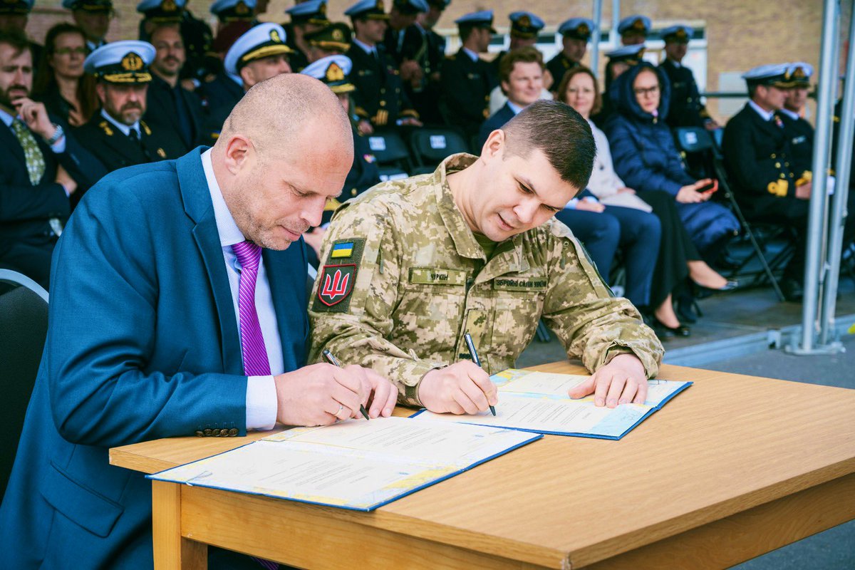 FranckenTheo's tweet image. ⚓️🇧🇪🇳🇱🇺🇦
Oekraïne vecht ook voor onze vrijheid. Daarom geven we hen deze keer geen woorden, maar een mijnenjager: onze BNS Narcis vaart sinds kort onder Oekraïense vlag. Ook onze Nederlandse vrienden schenken een mijnenjager. 
Slava Oekrajini!

@DefensieMin @rustem_umerov…