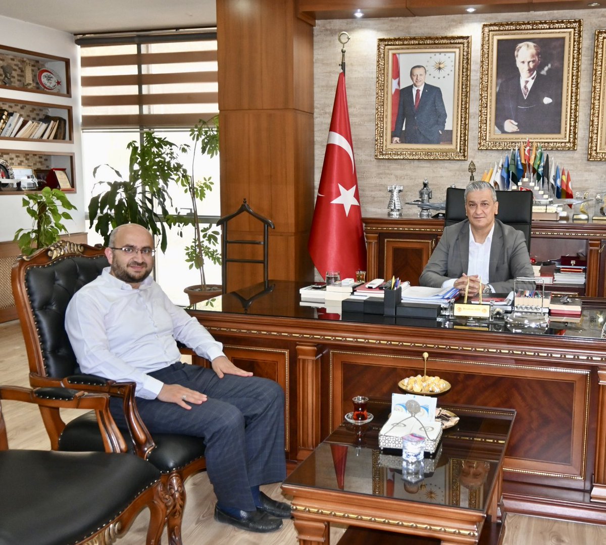 Belen İlçe Müftümüz Sayın Hamza Köse’yi belediyemizde misafir etmekten memnuniyet duyduk. Nazik ziyaretleri ve hoş sohbetleri için kendilerine teşekkür ediyor, ilçemizin manevi iklimine katkılarının artarak devam etmesini temenni ediyorum.