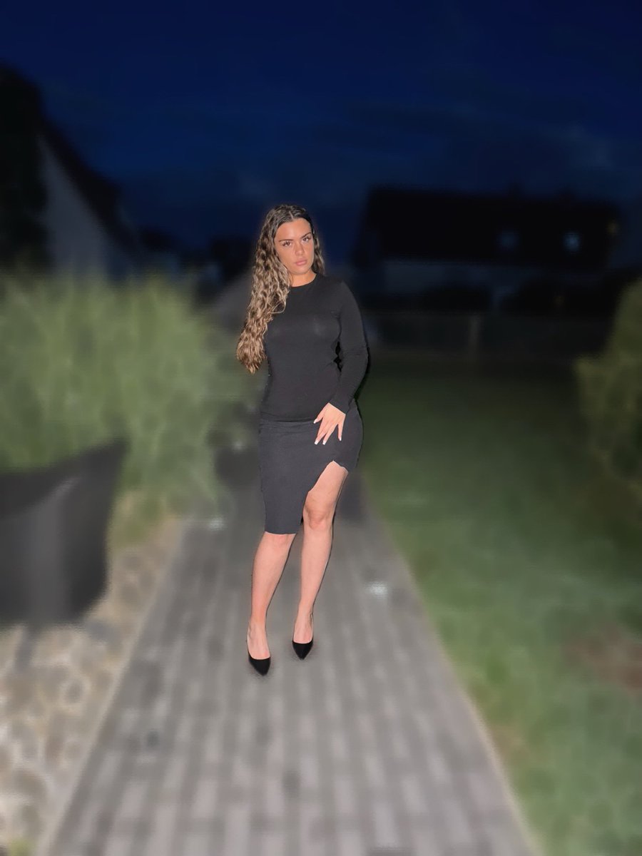 MoneydomLea's tweet photo. Ich habe alles. Deine Bilder, deinen Namen, deinen Job. Jeder Cent, den du hast, gehört jetzt mir. Zahle und schweig, oder alles geht online. Deine Entscheidung: Gehorsam oder Ruin.🔥 https://t.co/Vs2ruMYMMe