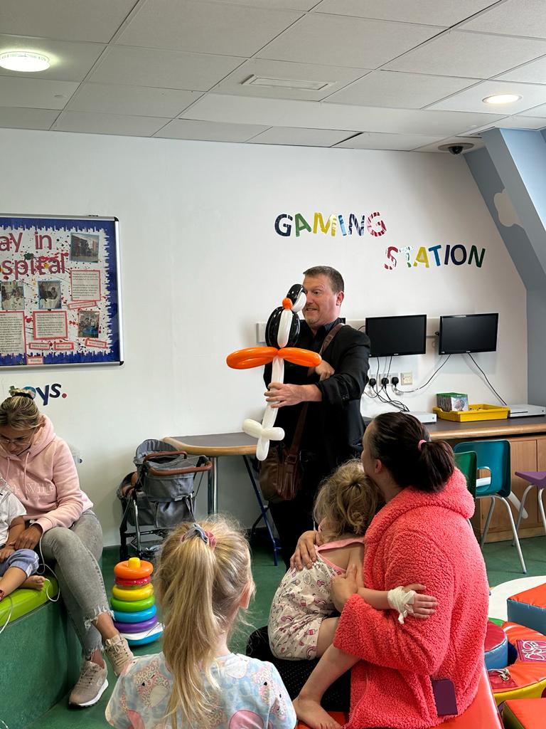RainbowWardWWL's tweet photo. The amazing, magical #BarringtonPowell (https://t.co/pLWmqSdjhw) has been to #RainbowWard today.
We adore him coming to the ward.
Thank you @PodCharity for funding this! #magic #childrensward #healthcareplayspecialist https://t.co/h3PvpZLfWF