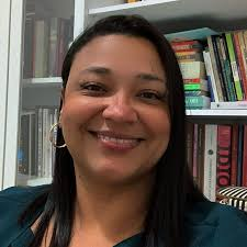 HermesNery2's tweet photo. Hoje o movimento pró-vida no Brasil perdeu uma de suas mais brilhantes e valentes vozes. Faleceu Andreia Medrado Serrano, professora, consultora educacional, esposa, católica convicta e uma das mais engajadas lideranças na luta pela vida, pela família e por uma educação livre de ideologias. Conheci Andreia Medrado em meados da década passada, quando participamos juntos de ações em defesa da vida, da criança e contra a imposição da ideologia de gênero nas escolas. Sua lucidez, clareza de argumentos e firmeza de convicções nos inspiravam na missão evangelizadora. 

Andreia Medrado Serrano era uma conselheira sensata, generosa e fiel aos princípios cristãos. Seu trabalho não era movido por vaidade, mas por missão. Nas lives, palestras, encontros presenciais e virtuais, ela sempre manifestava uma fé vibrante e uma inteligência refinada. Foi assim também quando participamos do programa Desdoutrinando, com Cristina Graeml, em novembro de 2023, denunciando as ameaças embutidas na CONAE 2024. Era incansável.

Ela combatia com argumentos, com estudo e com doçura. Tinha a rara capacidade de dizer verdades duras com serenidade e sorriso no rosto. Nunca perdeu a ternura, mesmo diante de dissabores e perseguições. Com sua didática firme, ajudou centenas de famílias a entenderem os riscos da infiltração ideológica na educação. Como católica, estava profundamente unida aos Corações de Jesus e Maria. E é essa fé viva que agora nos consola na dor.

Educadora de vocação, era coerente, porque ensinava o que vivia, atuava na política com elegância e espírito de serviço. Esteve em Brasília, em Câmaras Municipais, Assembleias legislativas, nos gabinetes, nos eventos, sempre com a mesma disposição: defender os inocentes, promover a dignidade humana e testemunhar a verdade. Era uma daquelas almas raras que Deus envia para iluminar e fortalecer os que lutam pelo bem.

Soubemos hoje que ela não resistiu a uma infecção generalizada, após dias de luta contra uma pneumonia grave. Segundo relato de pessoas próximas, chegou a apresentar melhora, mas teve uma parada cardíaca e partiu. A notícia nos atingiu com dor. Ainda tínhamos muito a aprender com ela. Mas Deus, em sua providência, sabe o tempo certo da nossa missão. Ela combateu o bom combate. 

 Que sua memória inspire novas educadoras, mães e cidadãs a não se calarem diante da mentira. Que seu exemplo ecoe em cada sala de aula, em cada lar, em cada coração que anseia por justiça e verdade. E que seu exemplo continue a inspirar as novas gerações, especialmente os que aceitam defender os pequeninos. 

Que Nossa Senhora a acolha em seus braços maternos.