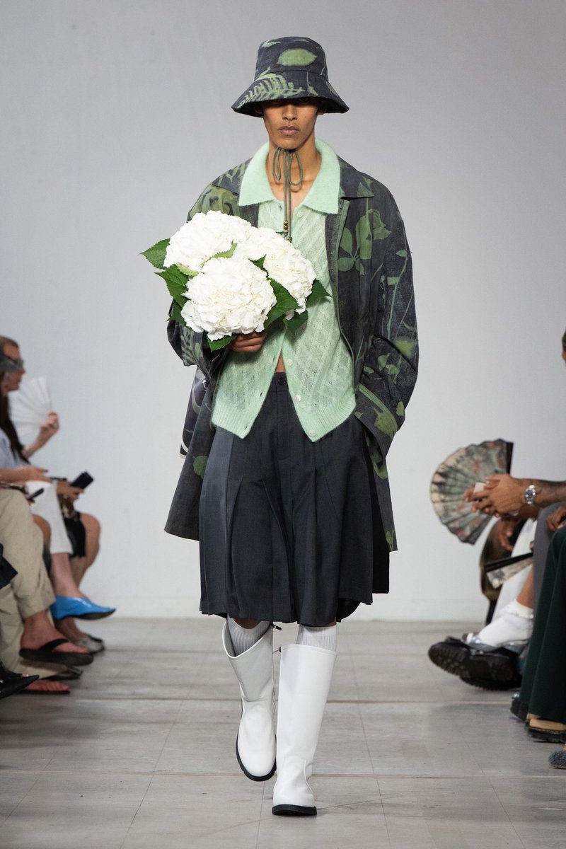 jacquemusx's tweet image. Scheming to rob a Feng Chen Wang store…