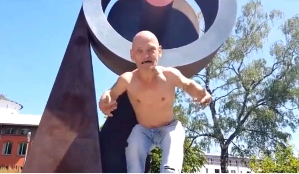 Ich werde seit gefühlt 2 Stunden von diesem aggressiven Zwerg durch die Innenstadt gejagt mit der Androhung, dass ich stehen bleiben soll, er wolle mich doch nur mal kurz in den Arsch ficken.