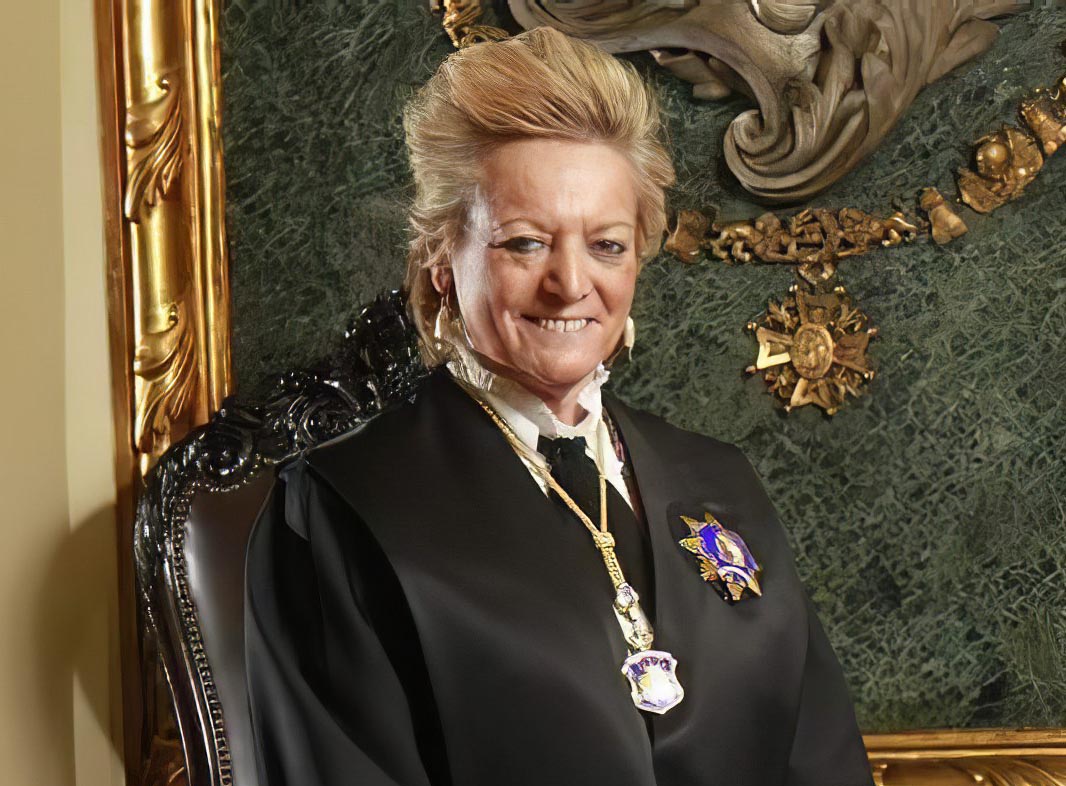 Esta es María Luisa Segoviano Astaburuaga y es una de los seis magistrados del Tribunal Constitucional que han avalado la ley de amnistía.

Por deseo expreso de su amo Cándido Conde-Pumpido / Pedro Sánchez, por 7 votos.

¡Vergüenza!