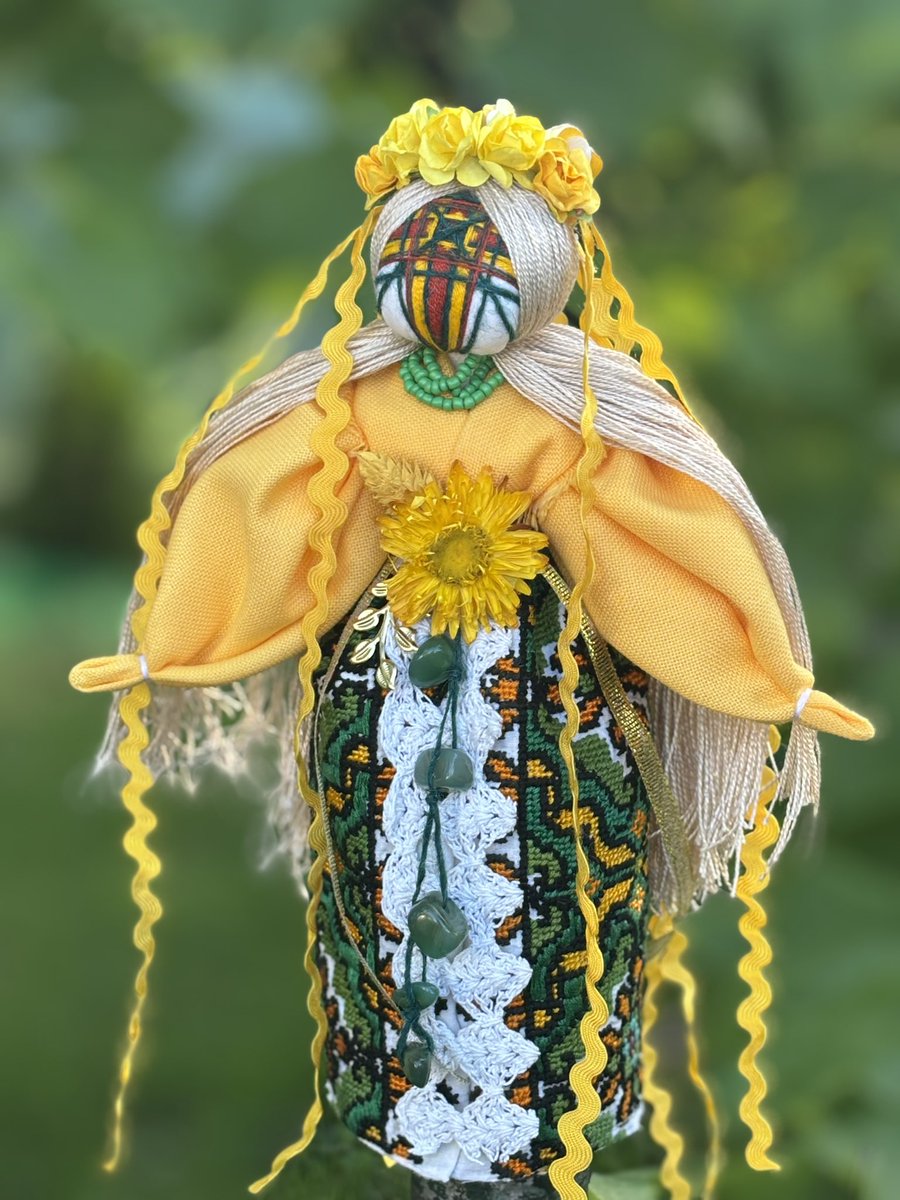 Ukrainian_dolls's tweet photo. Meet Soncedara ☀️ — the Sun Giver
She carries the warmth of golden fields, the light of blooming sunflowers, and the strength of our ancestors.
Handmade with love, she’s ready to find her home 💛🌻
#motanka #UkrainianHeritage #folkart #sunmagic https://t.co/3kOrhMUxqe