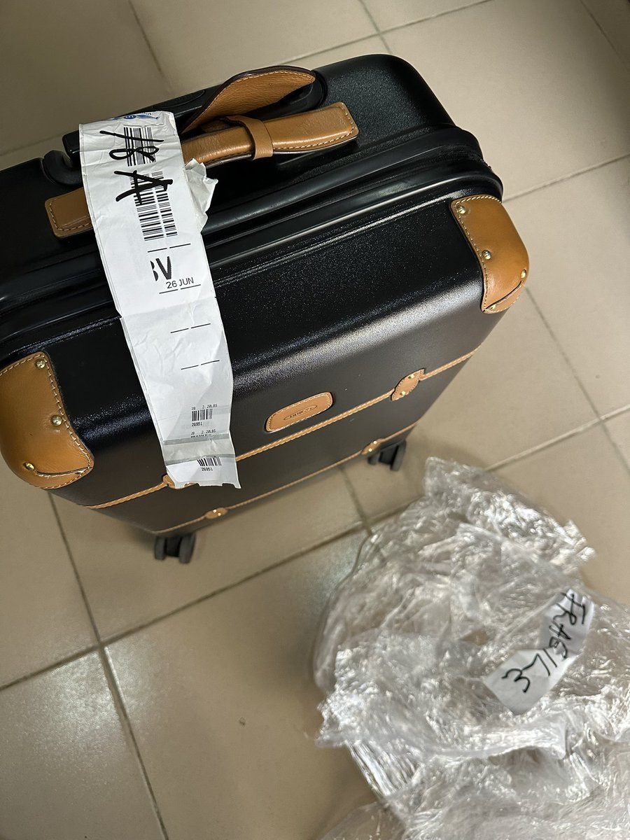 greatnessdna_'s tweet photo. @flyunitedng @flyunitedng for every other airlines I board, these goes as a hand luggage always, but @flyunitedng insisted on checking it in, and assured me that it nothing will happen to it. Plus I even tipped them.
Now, my box damaged; I missed my meeting due to the delay. https://t.co/AanV6CDMvC
