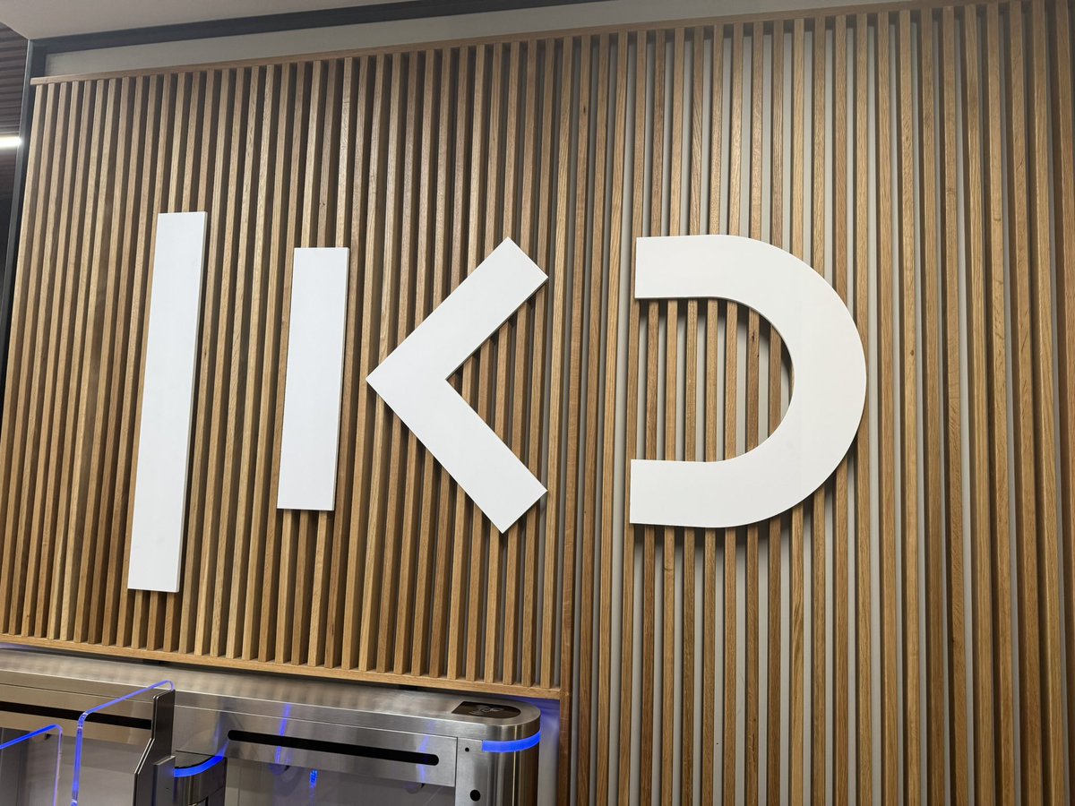 אבא שלי: ואיך היה להתחיל לעבוד בחטיבת הדיגיטל של כאן?
אני: כיף