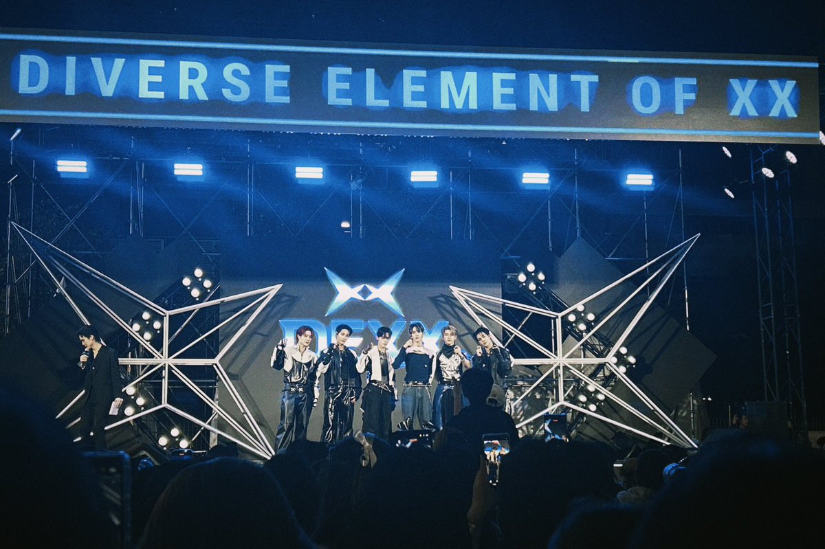 iammitwon's tweet photo. 𝗦𝗛𝗢𝗪𝗖𝗔𝗦𝗘 𝗗𝗔𝗬 𝘄// 𝗣𝗼𝗿𝟮𝗧𝗲𝗲 𝗗𝗘𝗫𝗫 🎞️♡´-

DEXX DEBUT STAGE 🗯️👊🏻⭐️
⁺◟🎧 #POR_DEXX #TEETEE_DEXX #DEXX1stSHOWCASE #DEXXth ⊹🎱 https://t.co/gGaVQd2qvV