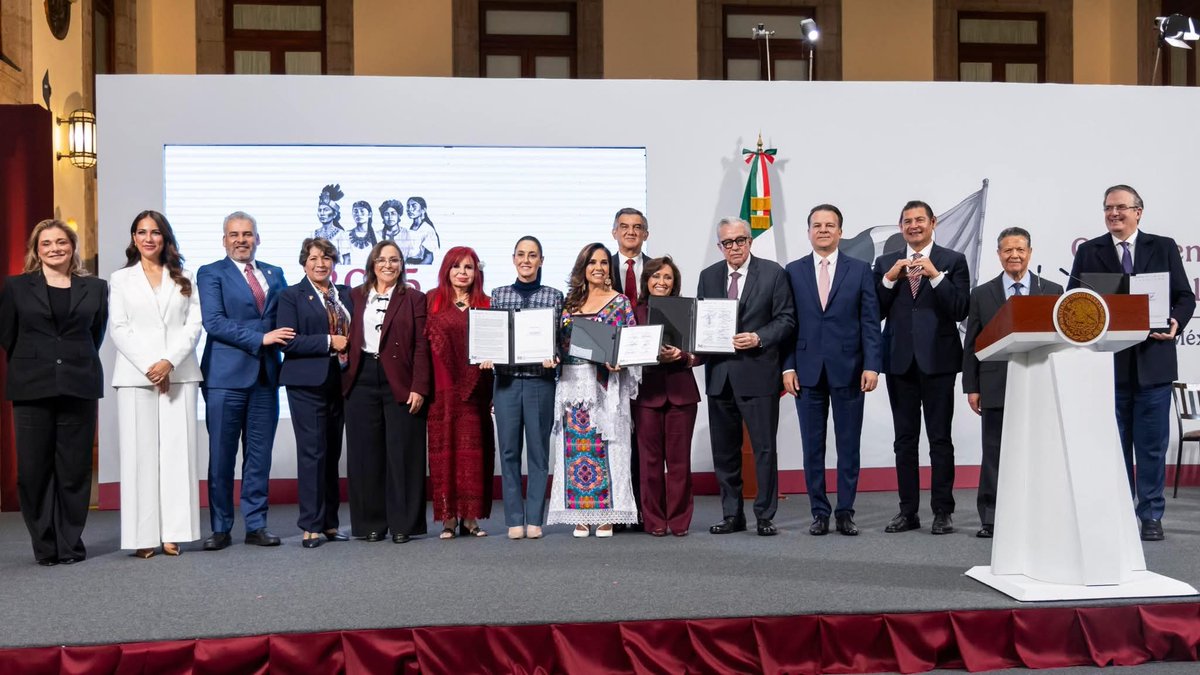 📢 #MañaneraDelPueblo | ¡Buenas noticias para Durango! 🙌

Como parte del Plan México, la presidenta Claudia Sheinbaum Pardo firmó convenios con 14 gobernadoras y gobernadores para crear 15 Polos de Desarrollo Económico para el Bienestar.

🌎 Durango será parte de esta estrategia