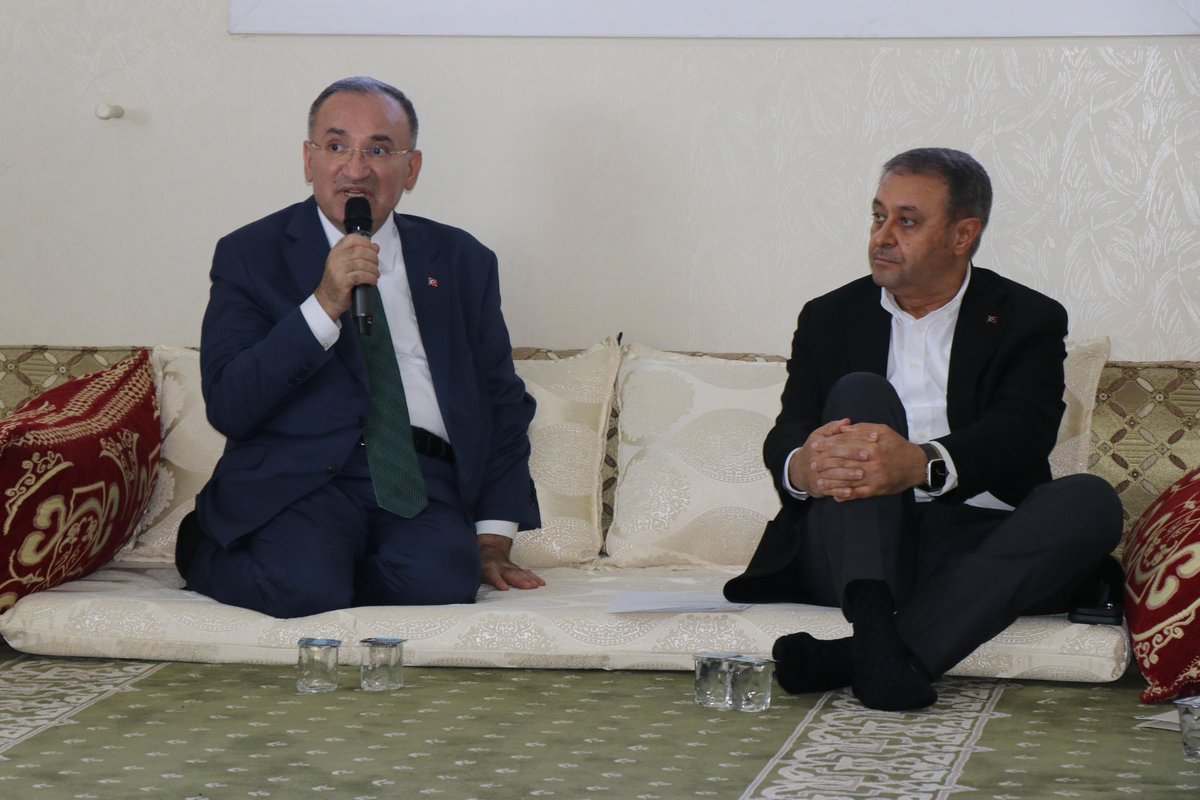 Şanlıurfa Suruç ilçemizde Şanlıurfa Valimiz <a href="/hasansildak/">Hasan ŞILDAK</a> , Milletvekilimiz <a href="/malicevheri/">𝐌𝐞𝐡𝐦𝐞𝐭 𝐀𝐥𝐢 𝐂𝐞𝐯𝐡𝐞𝐫𝐢</a>,İl Başkanımız <a href="/milhamigunbegi/">Mehmet İlhami GÜNBEGİ</a>,Suruç İlçe Başkanımız <a href="/ibrahimucar89/">İbrahim Uçar</a> birlikte Suruç Yukarı  Bostancılar Mahallesini ziyaret ederek hemşehrilerimiz ile sohbet ettik

Konukseverliği için Yukarı