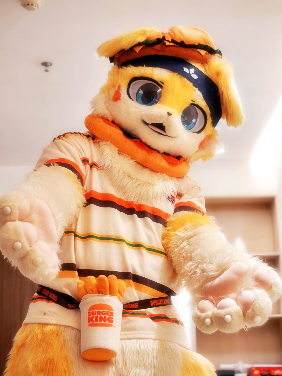 #fursuitfriday 

『hug, hug~』

📷：泡泡