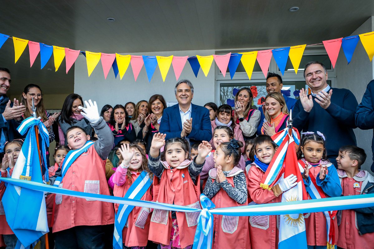 gobdecordoba's tweet photo. 🤝En #SantaCatalina - #Holmberg, el gobernador @MartinLlaryora inauguró dos obras muy importantes para la comunidad #educativa de esa localidad: la sala de 3 años del nivel inicial Cornelio Saavedra y el Salón de Usos Múltiples (SUM) del IPEA N° 215, Raúl Scalabrini Ortíz.

🗣️Y expresó: "En momentos en los que en Argentina no hay inversión en infraestructura, y mucho menos en materia de #educación, en nuestra provincia inauguramos obras que benefician a la comunidad educativa. Porque no hay nada mejor que los jóvenes estén estudiando en las escuelas y teniendo la posibilidad de hacer deportes, porque el joven que estudia y que hace deportes no está en la esquina, no está en la droga. Por eso en #Córdoba construimos la infraestructura necesaria para brindar más #oportunidades."

#SeguimosHaciendo #CórdobaNoPara