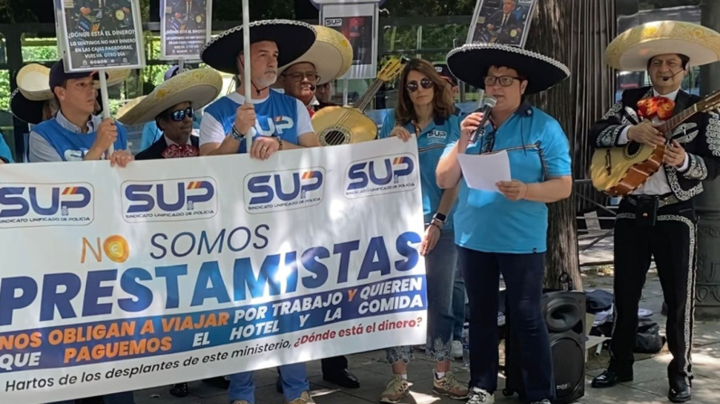«Somos policías, no prestamistas»: con mariachis, el SUP protestó porque los agentes «se ven obligados a pagar por trabajar»

Agentes de la Policía Nacional, convocados por el Sindicato Unificado de Policía (SUP), se concentraron este mediodía frente al Ministerio del Interior,