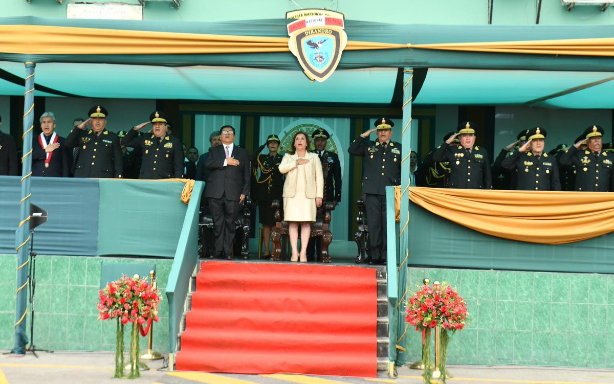 MininterPeru's tweet photo. 👮🏽♀️👮🏽♂️ ¡34.° aniversario de la #Dirandro!
La presidenta Dina Boluarte y el ministro Carlos Malaver, junto con el Alto Mando de la @PoliciaPeru, participaron en la ceremonia conmemorativa que reafirma el respaldo del Gobierno a la labor sostenida de esta unidad especializada. https://t.co/nCZFC7DwHd