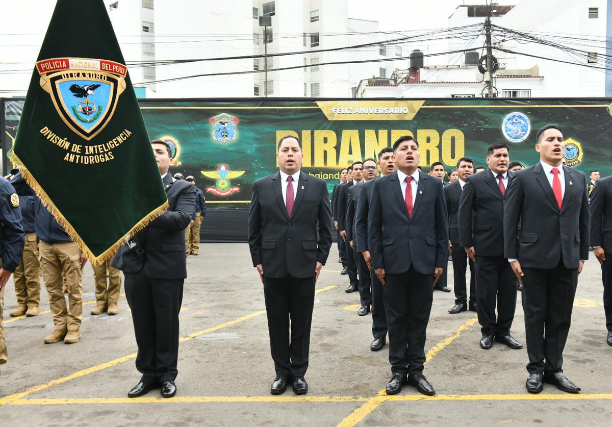 MininterPeru's tweet photo. 👮🏽♀️👮🏽♂️ ¡34.° aniversario de la #Dirandro!
La presidenta Dina Boluarte y el ministro Carlos Malaver, junto con el Alto Mando de la @PoliciaPeru, participaron en la ceremonia conmemorativa que reafirma el respaldo del Gobierno a la labor sostenida de esta unidad especializada. https://t.co/nCZFC7DwHd