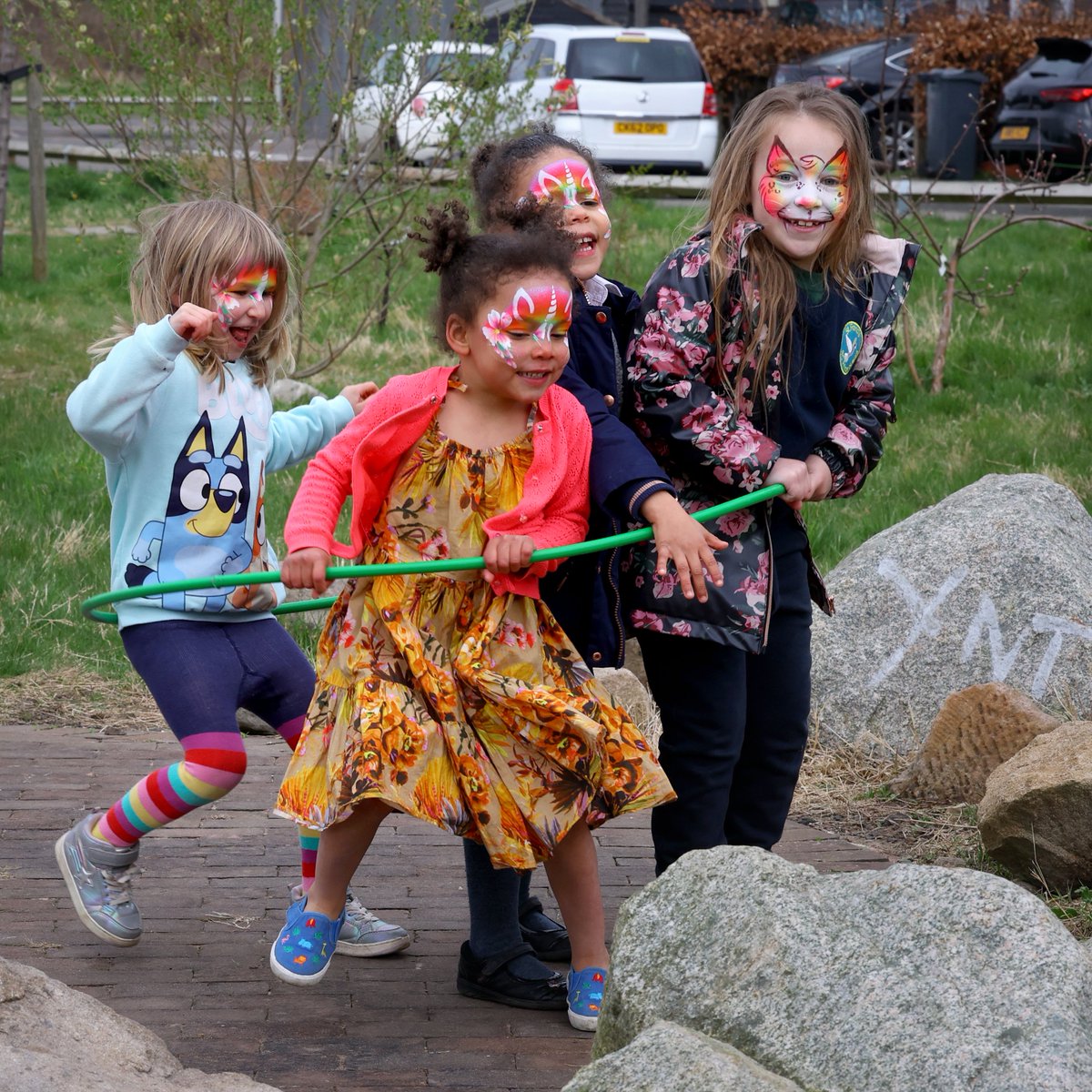 It's the last day of term for many schools in Scotland! We wish all children, young people, families and staff a wonderful summer break 🏖️

Check out our walking and wheeling activities to help keep young ones entertained over the holidays livingstreets.org.uk/media/uyxhxwz0…