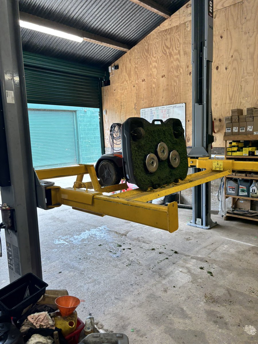 The workshop lift <a href="/Hillside_GC/">Hillside Golf Club</a> can still handle the new fairway mowers even if they are slightly smaller and a good deal lighter !!!